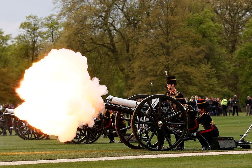 Лондон, Великобритания. Пушечный залп в честь 91-летия королевы Елизаветы II 