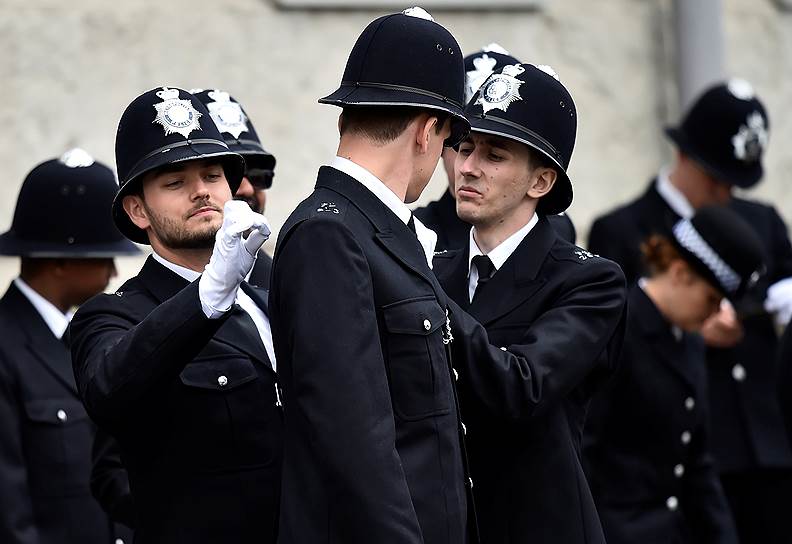 Лондон, Великобритания. Новобранцы готовятся к параду столичной полиции