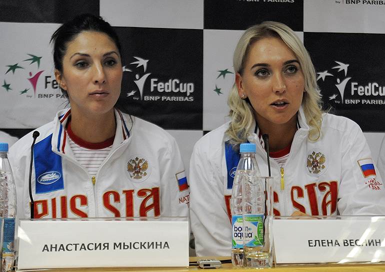 Капитан женской сборной команды России по теннису Анастасия Мыскина (слева) и  российская теннисистка Елена Веснина 