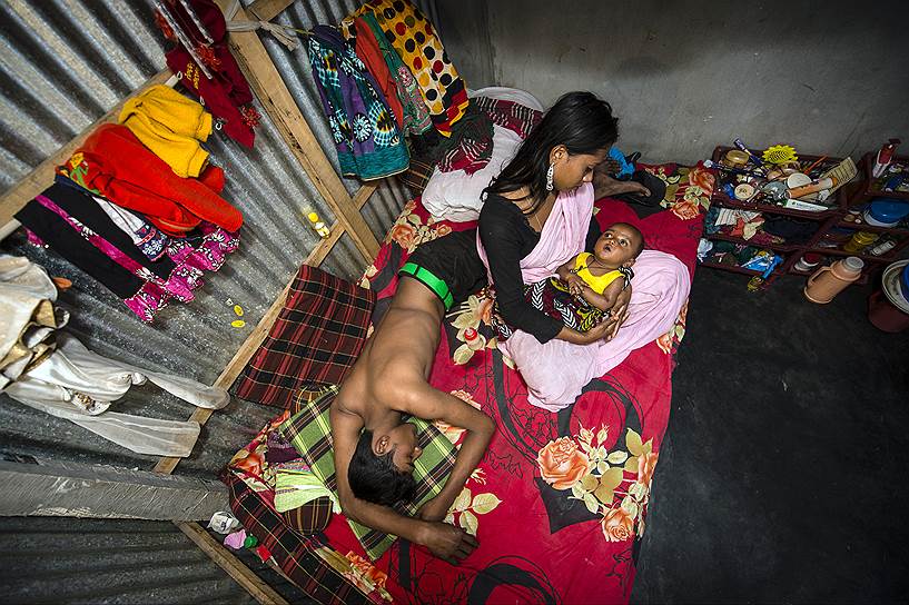 Женщина, работающая проституткой в борделе города Тангайл (Бангладеш), с двухнедельным младенцем. Почти сразу после родов она должна была вернуться в бордель 