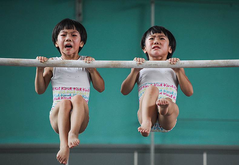 Сестры-близнецы в одной из школ спортивной гимнастики в Цзинине (Китай)