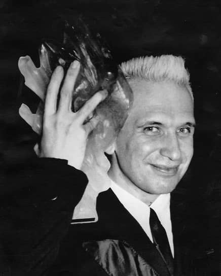 До 18 лет Жан-Поль Готье хотел стать парикмахером. Но его эскизы попали в руки к Пьеру Кардену, и он пригласил молодого человека работать ассистентом. Так Готье пришел в мир моды, став одним из немногих известных кутюрье без специального образования