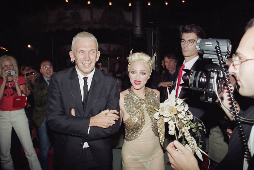 В 1987 году Готье познакомился с Мадонной (на фото). Они сошлись в понимании массовой культуры и высокого искусства. Именно Мадонна прославила конусообразный бюстгальтер модельера, который появился еще в конце 1970-х. Модельер создал костюмы для нескольких турне певицы