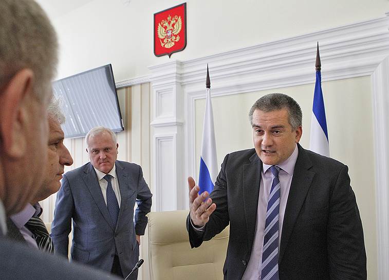 Ректор КФУ Сергей Донич (в центре) и глава Крыма Сергей Аксенов (справа)