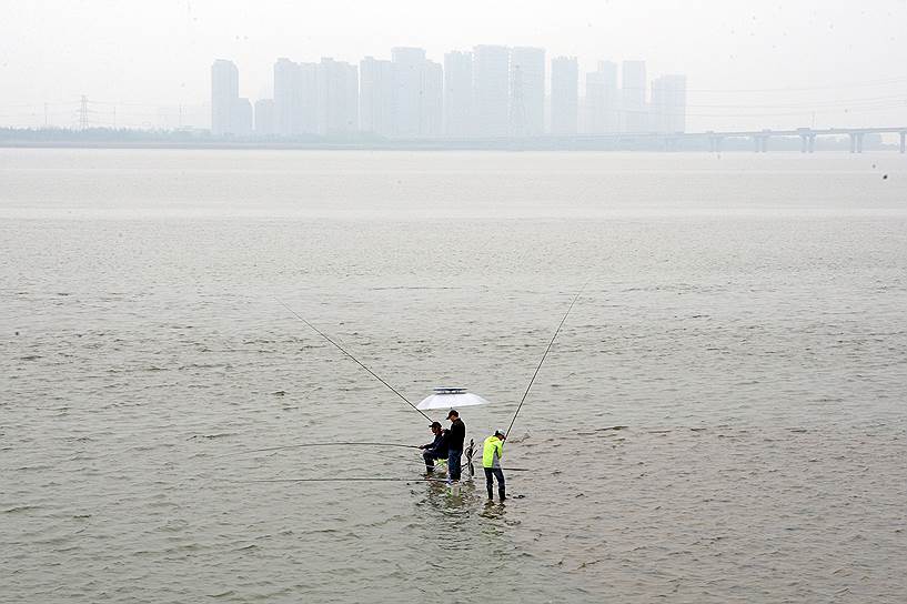Ханчжоу, Китай. Местные жители ловят рыбу в реке Фучуньцзян