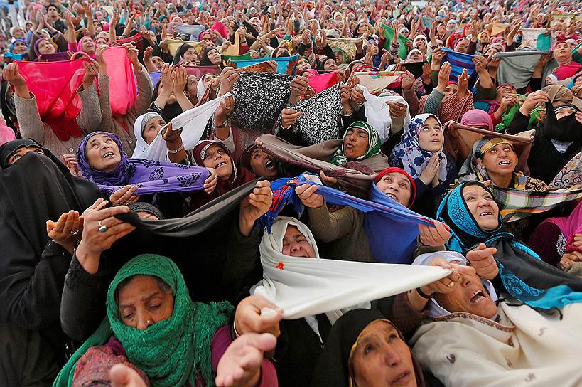 Сринагар, Индия. Женщины-мусульманки во время молитвы в праздник вознесения пророка Мухаммеда 