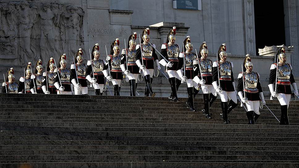 Рим, Италия. Военнослужащие на ступенях мемориала «Алтарь Отечества» во время празднования дня освобождения Италии от нацистов и фашистов