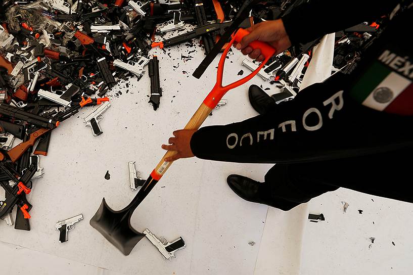 Мехико, Мексика. Рабочий уничтожает игрушечные пистолеты, которые были изъяты у торговцев из-за сходства с реальным оружием