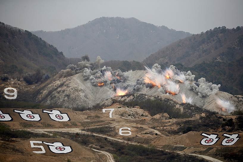 Пхочхон, Южная Корея. Стрельба из артиллерийских орудий по мишеням во время совместных учений южнокорейских и американских военных