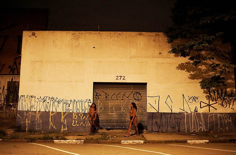 Сан-Паулу, Бразилия. Трансгендеры у стены, расписанной граффитистами