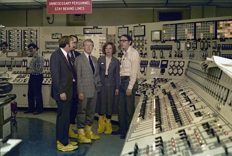 Ущерб от этой аварии, которая стала крупнейшей в истории коммерческой энергетики США, оценивался в $2,4 млрд&lt;br>На фото: президент США Джимми Картер во время визита на АЭС Три-Майл-Айленд через несколько дней после катастрофы