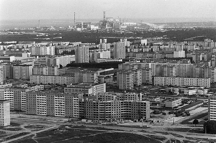 В настоящее время в Чернобыле живут и работают вахтовым методом несколько сотен человек. При этом в мертвый город Припять (на фото) можно попасть через турфирмы. Организаторы экскурсий сообщают, что за день пребывания в зоне отчуждения посетители получают такую же дозу радиации, как при часовом полете на самолете