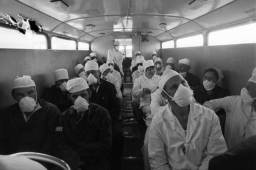 На фото: специалисты-атомщики направляются на Чернобыльскую атомную электростанцию для ликвидации последствий аварии