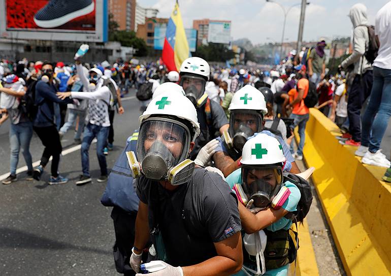 Каракас, Венесуэла. Волонтеры-медики во время акции против политики президента Николаса Мадуро