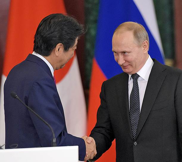 Премьер-министр Японии Синдзо Абэ (слева) и президент России Владимир Путин