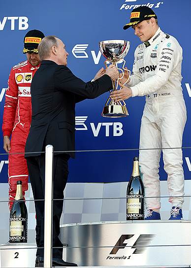 Президент России Владимир Путин и гонщик Вальттери Боттас