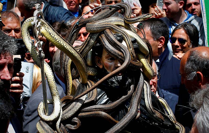 Кокулло, Италия. Змеи на деревянной статуе Святого Доминика во время традиционной весенней процессии