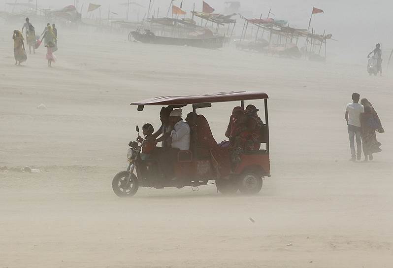 Аллахабад, Индия. Местные жители на моторикше во время пыльной бури 
