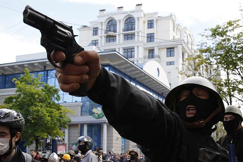 Информация о столкновениях в центре Одессы быстро распространялась по городу. К Дому профсоюзов стало приходить все больше местных жителей