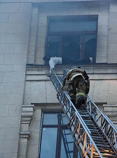 В спасении заблокированных в здании людей принимали участие около 50 пожарных и спасателей. По официальным данным, им удалось вывести из горящего Дома профсоюзов не менее 350 человек