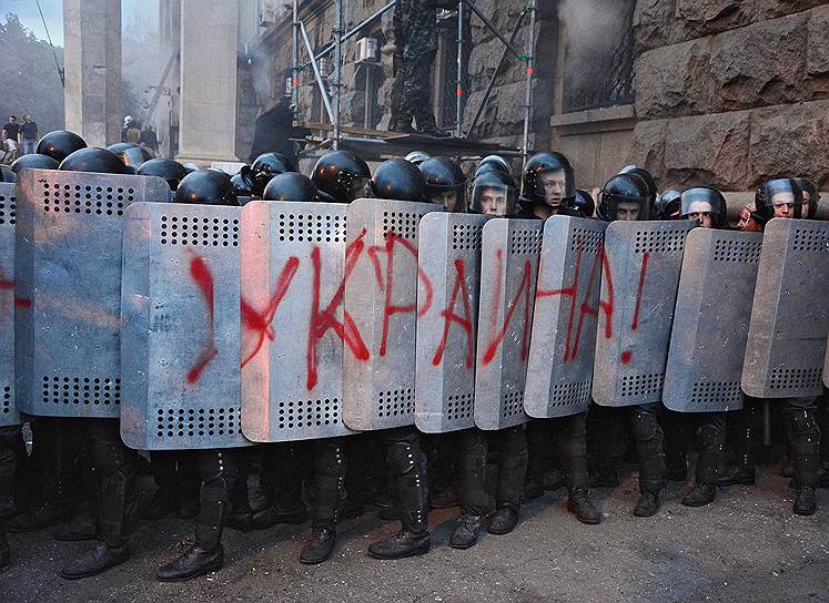 Cотрудники украинской милиции 2 мая 2014 года