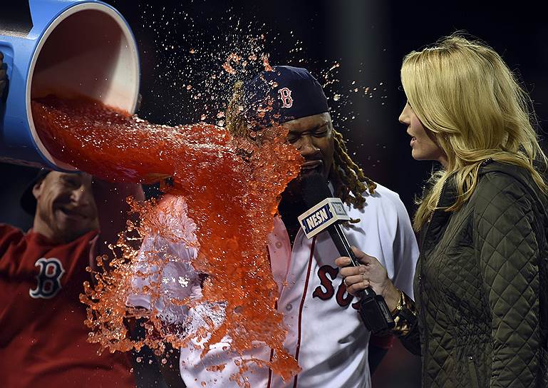 Бостон, США. Бейсболиста Ханли Рамиреса обливают напитком после матча между клубами Baltimore Orioles и Boston Red Sox