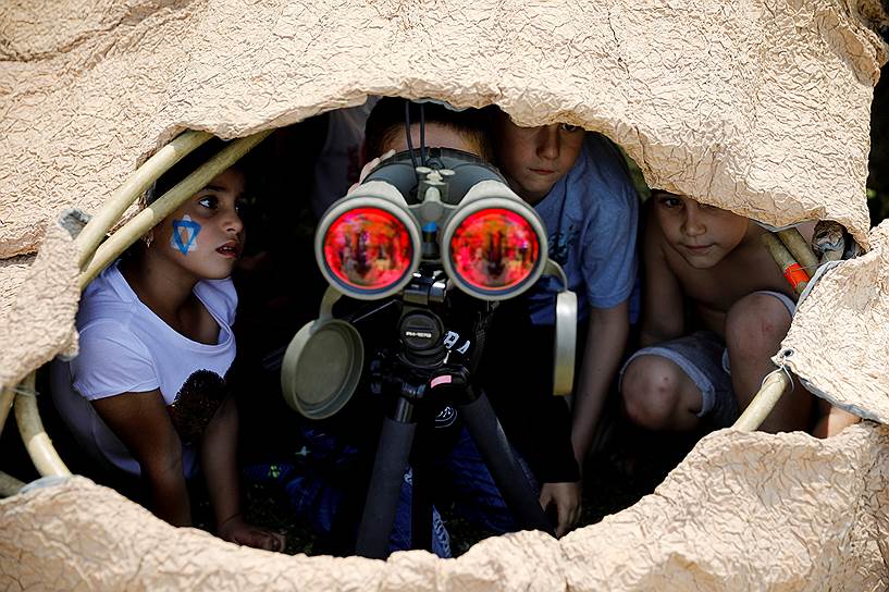 Сдерот, Израиль. Дети смотрят в бинокль на военный парад в День независимости страны 