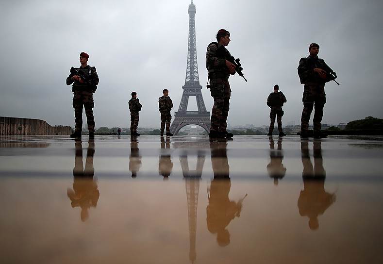 Париж, Франция. Солдаты во время патруля у Эйфелевой башни. В столице Франции усилены меры безопасности перед вторым туром президентских выборов 