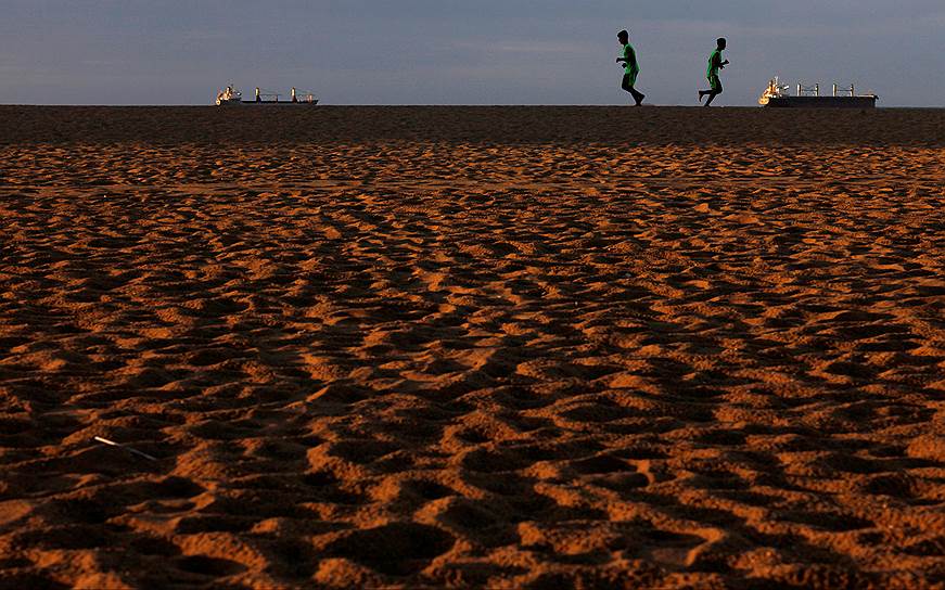 Форталеза, Бразилия. Местные жители во время пробежки по пляжу