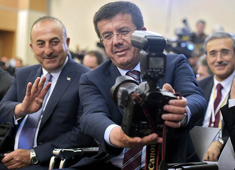 Члены турецкой делегации, не надеясь на свои мобильные телефоны, отобрали фотоаппарат у турецкого журналиста и сделали селфи
