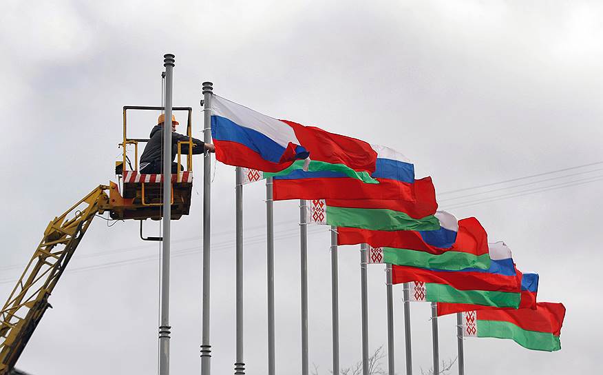 5 мая. Россия вводит пограничный контроль самолетов и пассажиров, прибывающих из Белоруссии и улетающих туда, в отношении граждан третьих стран. Он вступит в силу с 15 мая