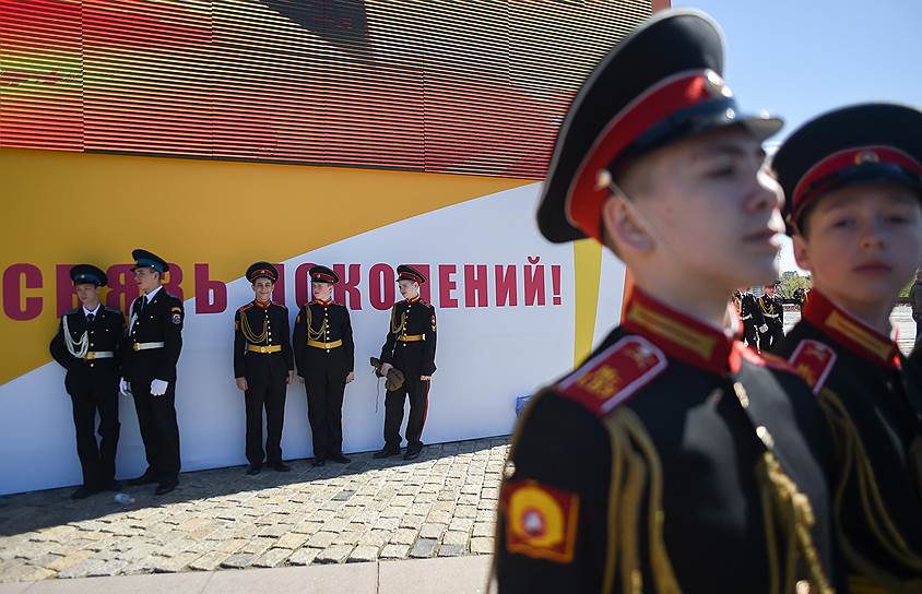 Парад кадетов на поклонной горе 6 мая