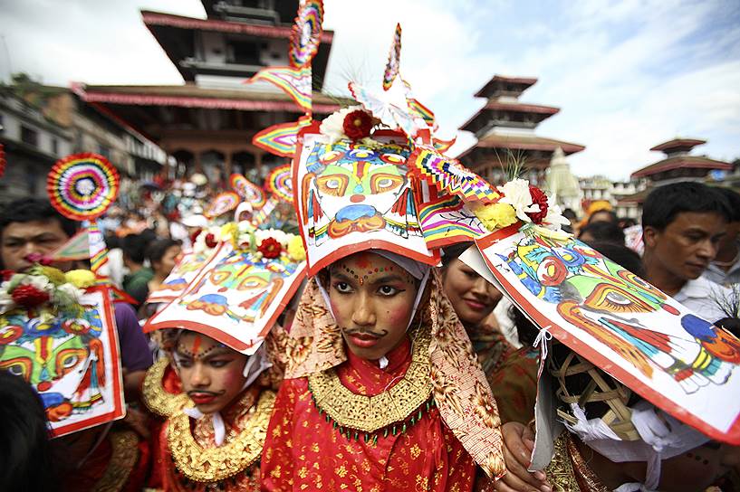 Парад в Катманду, приуроченный к празднованию фестиваля Гай Джатра, который также называют праздником коров
