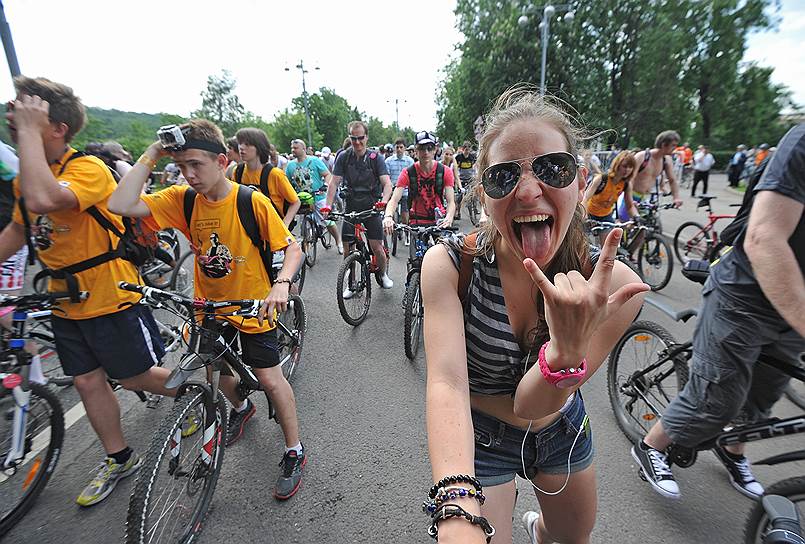 Участники велопарада «Let&#39;s bike it!» в Москве