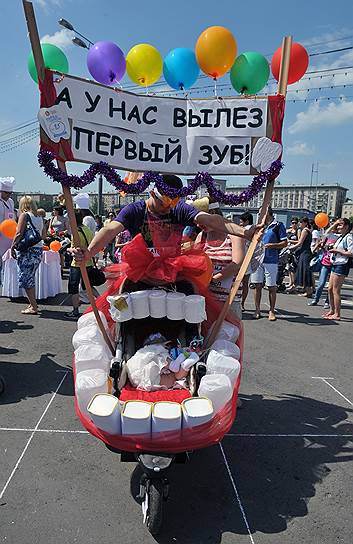 Участники парада колясок в Москве