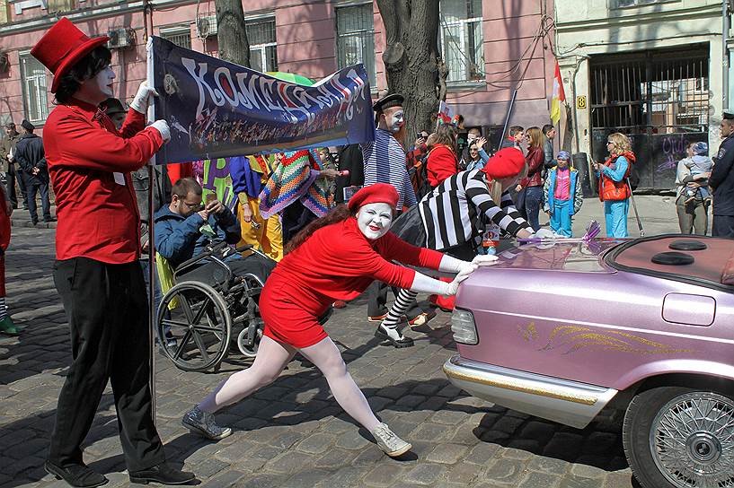 Участники парада клоунов во время шествия  по случаю празднования «Юморины-2017»