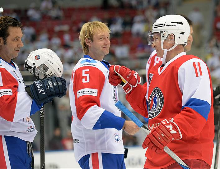 Футболист Александр Мостовой (слева) и фигурист Евгений Плющенко, начав заниматься хоккеем, оказались как никогда близки к Владимиру Путину