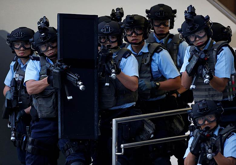 Гонконг, Китай. Учения полиции перед празднованием в честь 20-летия перехода города в подчинение КНР