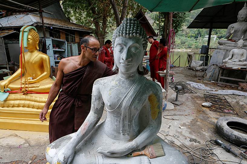 В Ват Тхамкрабок приезжают наркозависимые со всего мира. Прежде чем начать реабилитацию, они приносят клятву у статуи Будды
