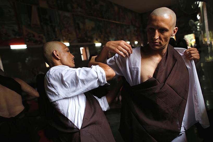 Во время лечения все приехавшие принимают буддизм и меняют имя. Чингиза, например, сейчас зовут Атало. В монастыре он уже 14 лет