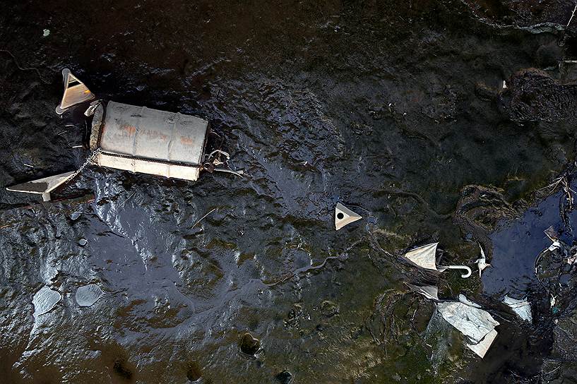 Зонт и мусор в Темзе во время отлива