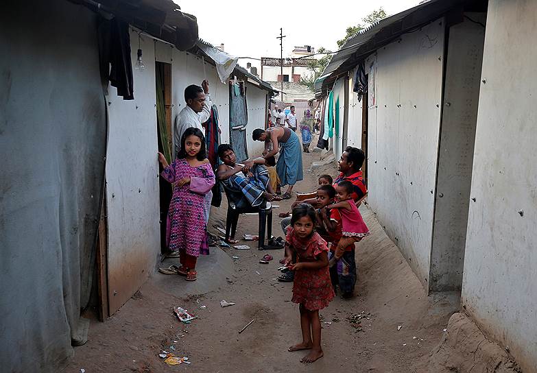 Джамму, Индия. Жители одного из кварталов города, которые построили свои дома из подручных материалов