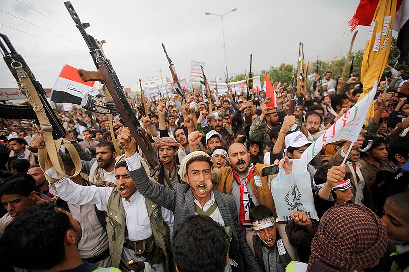 Сана, Йемен. Вооруженные участники движения хути во время акции против политики действующего президента страны Абд-Раббу Мансура Хади