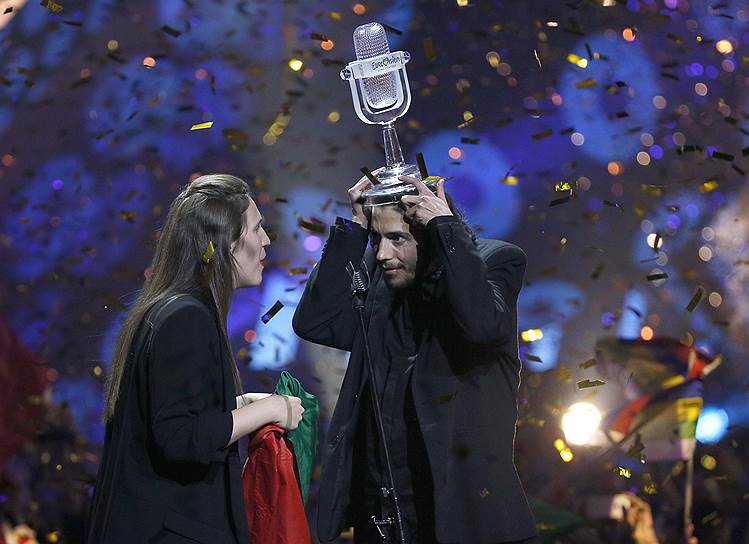 Победитель конкурса «Евровидение-2017» Сальвадор Собрал из Португалии (справа) празднует победу