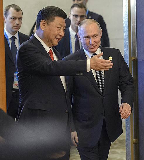 Председатель КНР Си Цзиньпин (слева) и президент России Владимир Путин