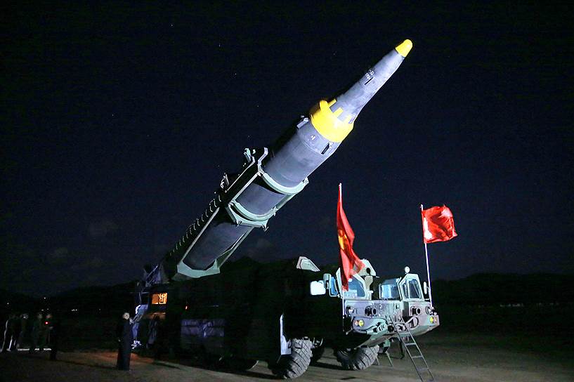 Пхеньян, Северная Корея. Лидер страны Ким Чон Ын осматривает стратегическую баллистическую ракету дальнего действия Hwasong-12 