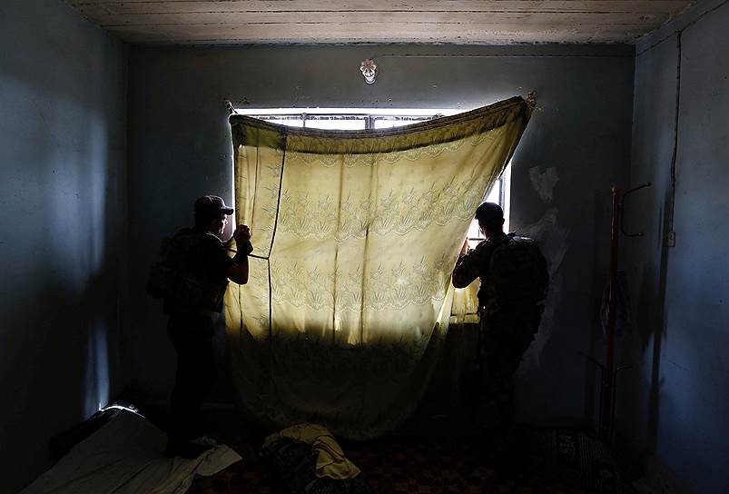 Мосул, Ирак. Члены Иракской службы по борьбе с терроризмом изучают позиции боевиков «Исламского государства» во время столкновений в западной части города 