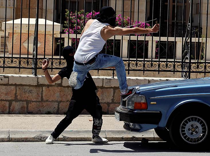 Вифлеем, Палестина. Протестующие палестинцы бросают камни в израильские войска в ходе столкновений во время акции, посвященной 69-й годовщине основания сионистского режима, известного как День «Накбы»