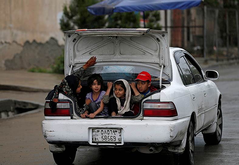 Кабул, Афганистан. Дети катаются в багажнике автомобиля