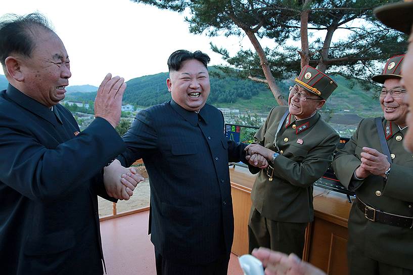 Лидер КНДР Ким Чен Ын (в центре) уверен, что возможное расширение международных санкций — не помеха развитию ядерной и ракетной программ страны